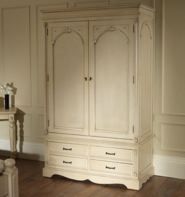 Lemari bergaya viktorian dengan ornamen khas era tersebut